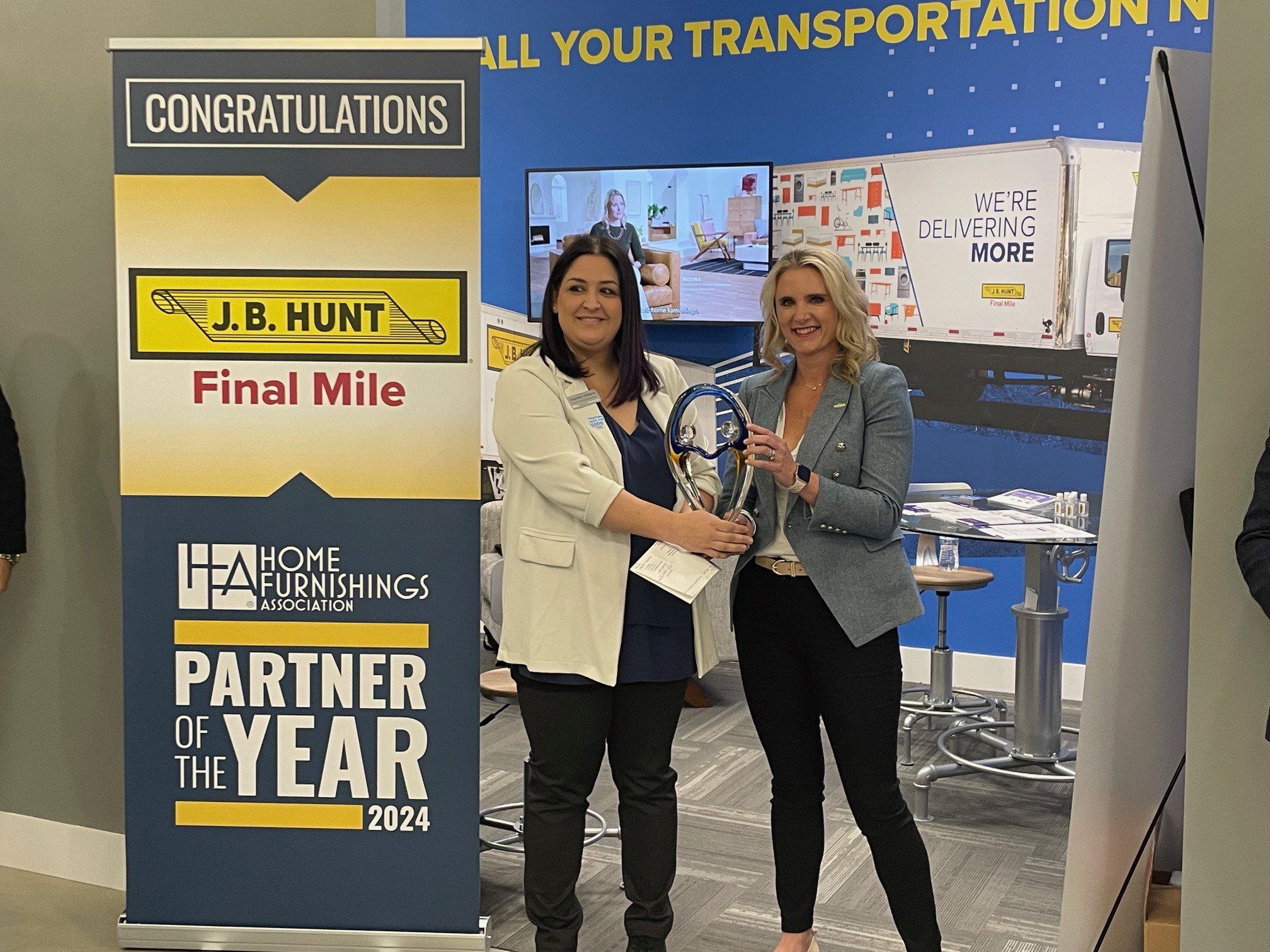 Shannon Willams, HFA awarding Jenni Kimpel, JB Hunt with the 2024 HFA Partner of the Year Award